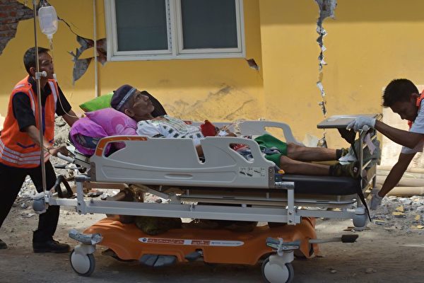 龙目岛地震后，出现人员伤亡。 (ADEK BERRY/AFP/Getty Images) 