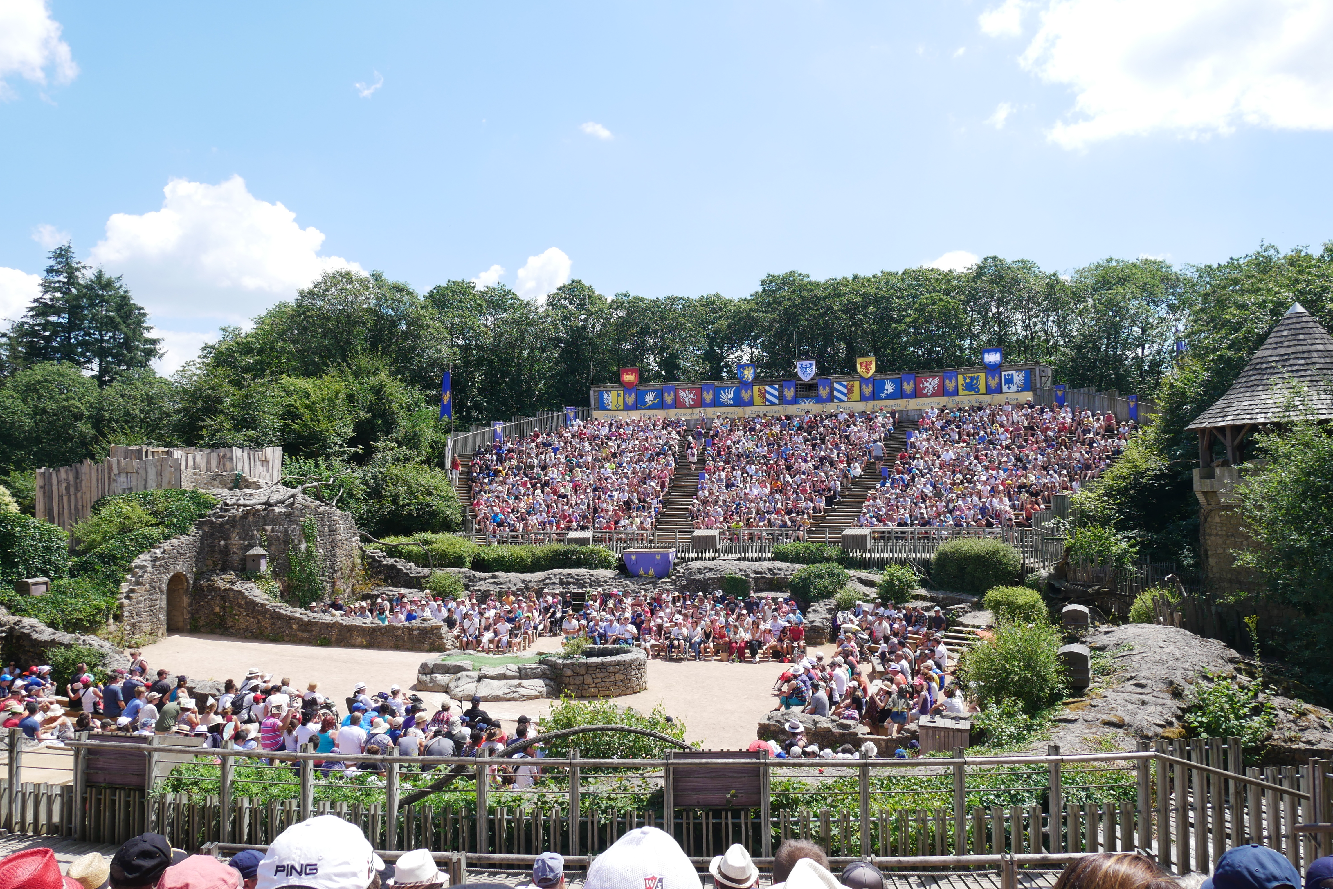 圖為遊樂園「鳥之舞會」大型表演現場。(龔簡/大紀元)