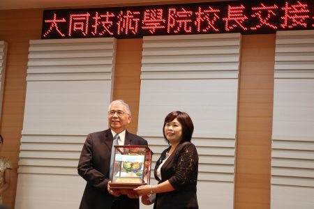  嘉義市副市長張惠博致送陳美菁校長(右)紀念品。