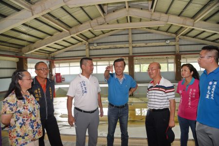 与地方人士会勘后，南投县长林明溱（中）将筹款整修活化竹小游泳池。
