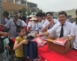 开学前 美国酒店华裔协会法拉盛派书包