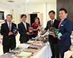 洛侨中心“晒书节”鼓励阅读 朱文祥捐书 　