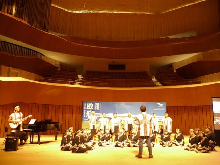 六龜高中合唱團8月13日在衛武營音樂廳演唱《大武山美麗的媽媽》，正式演出為12月9日。