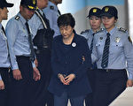 二审加刑 朴槿惠被判25年 罚款200亿韩元