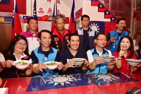 马英九（中）、国民党市长参选人陈学圣（左2）、市议员谢彰文（左）共享龙冈云南料理。