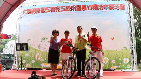  今日活動抽中腳踏車的二位民眾上台與市長涂醒哲(右2)及市長夫人鄭玉娟(左)合照。