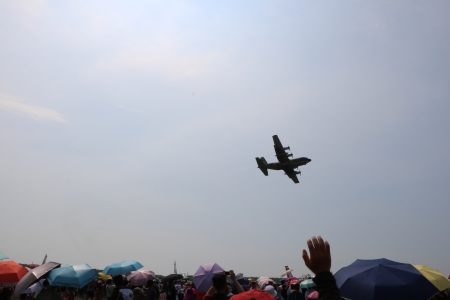  11日下午重达34公吨的C-130运输机(跳舞的大象)也上场展示性能，民众超 有感。