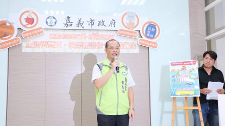  環保局長張志誠簡單介紹「無痕飲食」理念，並預告9月22日於嘉樂福夜 市舉辦的「無痕飲食，綠色新生活」活動。