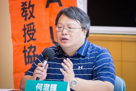 台湾战略模拟学会研究员何澄辉表示，领了台胞居住证，台湾人恐怕要面临双重课税的问题。