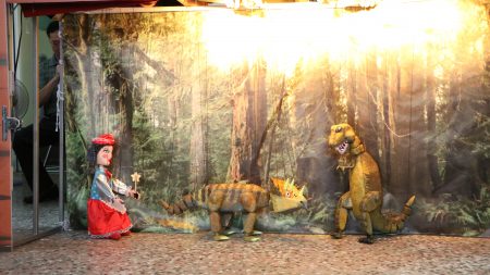  新的剧码“小红帽千里寻亲记”中的2个恐龙造型的木偶。