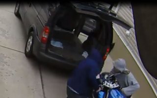 小偷开货车偷宝马摩托车
