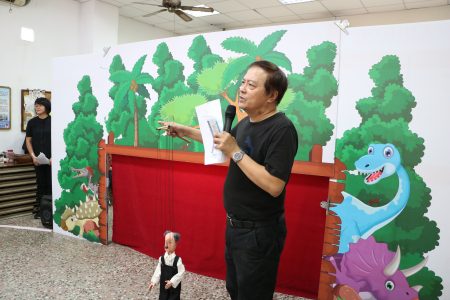 戏团团长曾维民表示，他先构思出小红帽千里寻亲记这出戏的剧情，再根据这出戏设计了十个造型戏偶，在工作坊课程中完成。