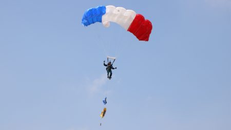  陆军神龙小组的“高空跳伞”为现场带来第一波高潮。