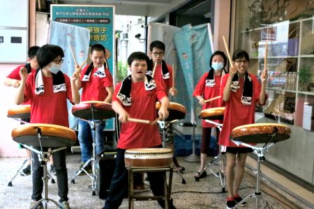 台中市身心障碍者福利关怀协会成立太鼓队，带着孩子们透过演出建立自信。