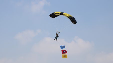 陆军神龙小组带来精彩的“高空跳伞”。