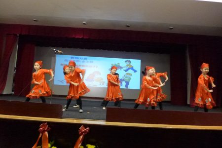 華僑學校舞蹈（2）班表演「愛勞動的孩子」。