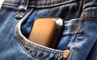 手機插口袋應哪側向上？放錯或危及人身安全