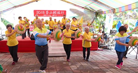 社區的爺爺奶奶們以農村曲舞蹈迎賓。