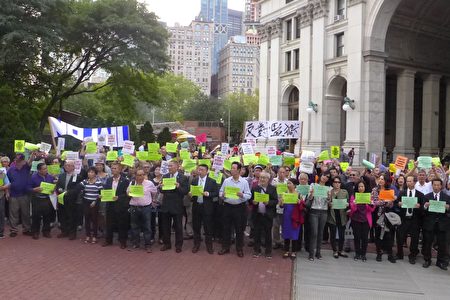 中华公所、联成公所、台山宁阳会馆等近两百名侨社成员昨天（27日）下午在警察广场集会，高喊口号表达他们的诉求。