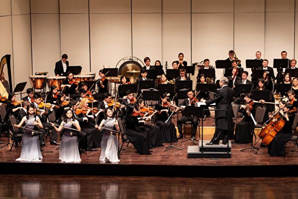 神韻交響樂團在高雄文化中心至德堂演出
