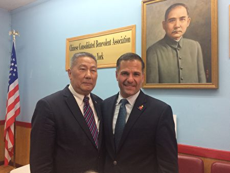 中华公所主席伍锐贤（左）和莫利那罗（右）友好合影。