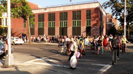 在法拉盛的街头，开学第一天一大早，满街都是学生和家长。