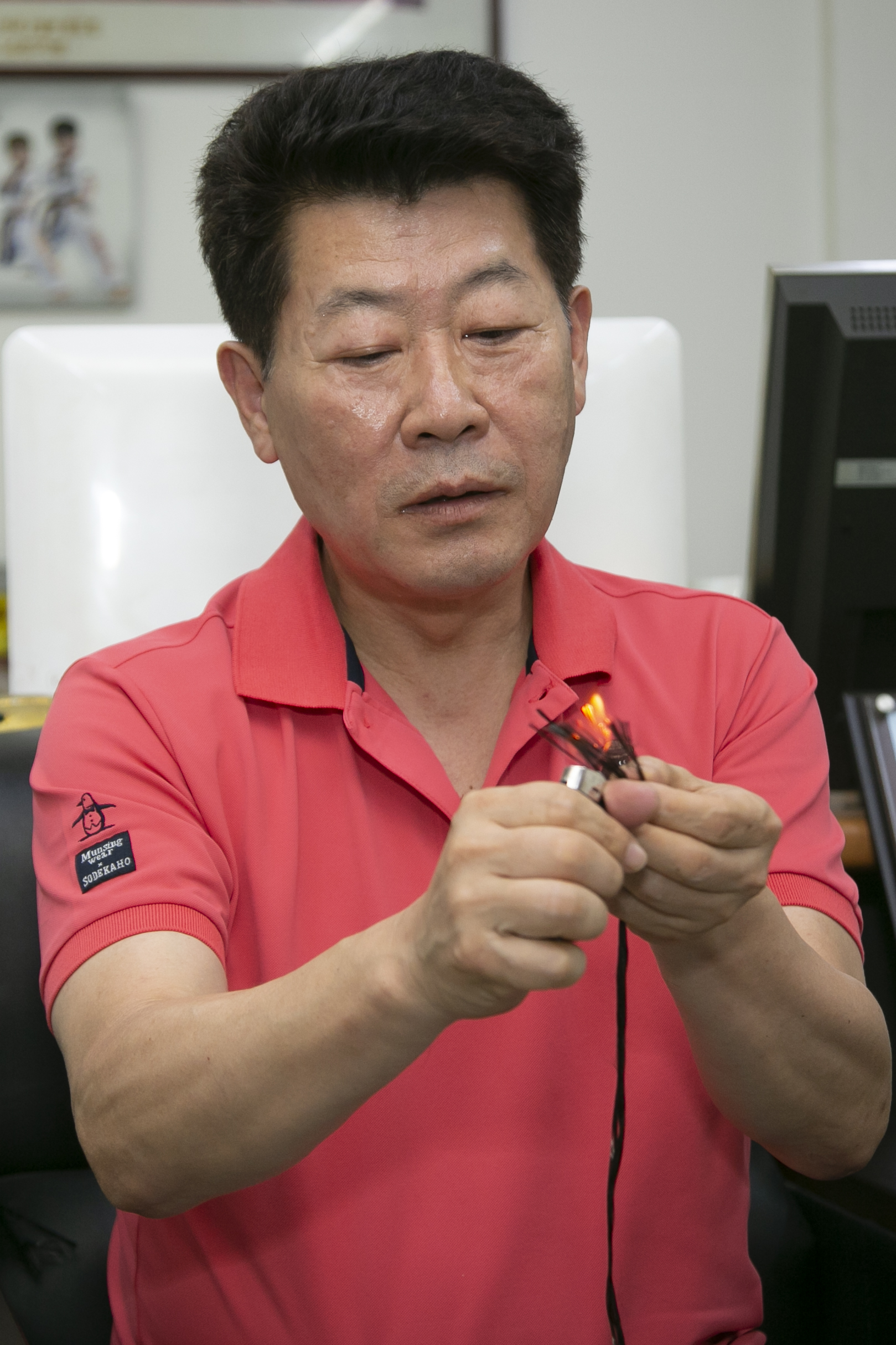虽然用火近距离烤,碳纤维也不会着火。碳纤维是非燃物品,这种性质正是碳纤维安全性高的原因。(全景林/大纪元)