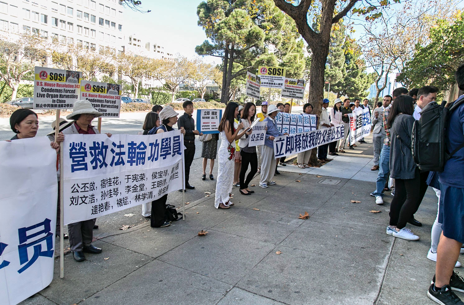 2017年10月26日,美国旧金山湾区法轮功学员来到旧金山中领馆前举行抗议集会。公晓燕呼吁释放父亲。(明慧网)