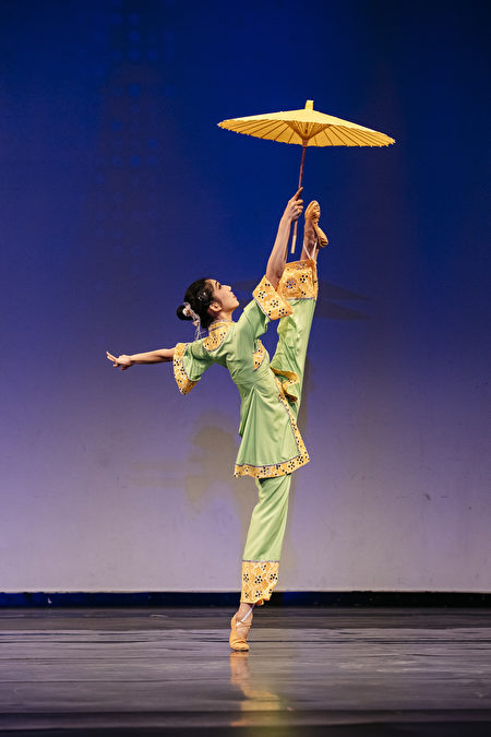 第8屆「全世界中國古典舞大賽」少年女子組金獎得主楊美蓮,表演舞蹈劇目《江南新雨》。（戴兵／大紀元）