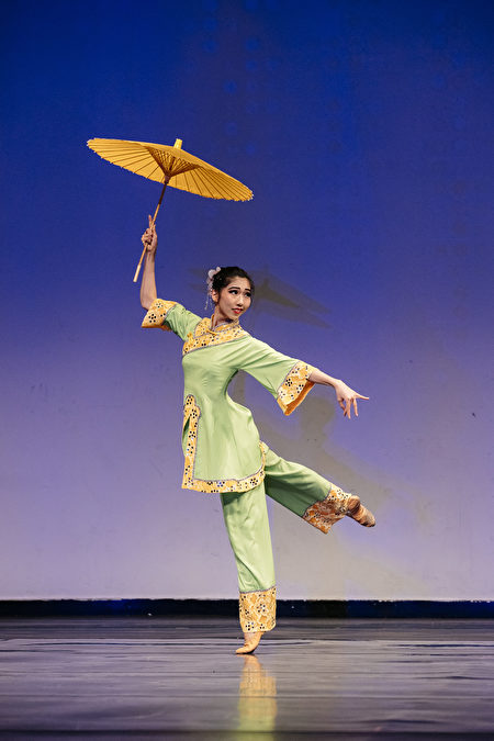 第8屆「全世界中國古典舞大賽」少年女子組金獎得主楊美蓮,表演舞蹈劇目《江南新雨》。（戴兵／大紀元）