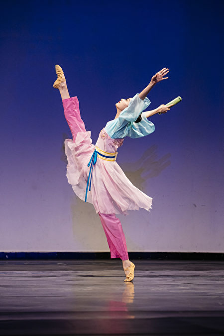 第八屆「全世界中國古典舞大賽」的少年女子組金獎得主黃悅，表演舞劇《春曉》。（愛德華／大紀元）