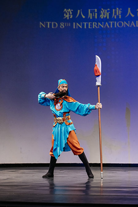 第8屆「全世界中國古典舞大賽」少年男子組金獎得主劉新龍,表演舞蹈劇目《忠義千秋》。（愛德華／大紀元）
