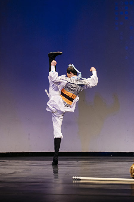 第八屆「全世界中國古典舞大賽」青年組金獎得主陳厚任，表演舞蹈劇目《精忠岳飛》。（愛德華／大紀元）