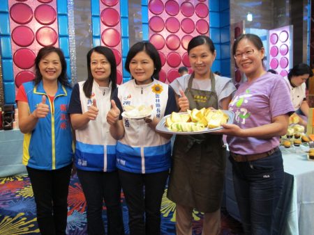 斗六市长谢淑亚（右一）立委张丽善（左三）为美味可口的柚香蛋糕齐声说赞！