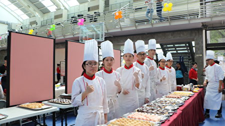 東吳高職餐飲科學生製作韓國麵包給受獎教師享用，表達對這些得獎老師的敬意。