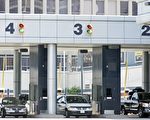 加卡車司機抗議 警察清場溫莎口岸 逮捕12人