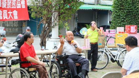  活动主持人肢体碍障服务协会前理事长张天瑞(左2)为弱势朋友向李俊俋建言争取福利。