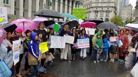 华人家长与学生无惧风雨，在富利广场集会，抗议市长改变特殊高中入学政策。