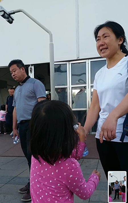 23日黃秀宏再次來到天安門。圖為她（右一）在跟警察講道理。左二是江蘇南通疫苗受害家長朱浩。（受訪者提供）