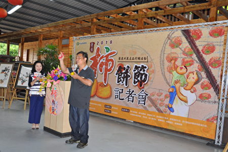 “金汉柿饼教育园区”老板刘兴武解说削柿皮的要领和技巧，也感慨在台湾像这样的柿饼节活动，年年举办的只有新埔镇了，希望大家能够珍惜
