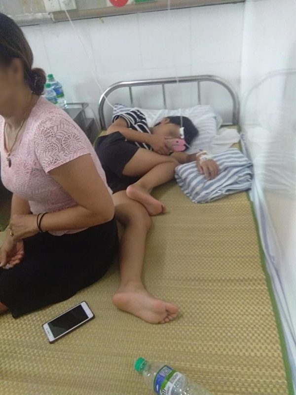 在贛州市醫院就診的孩子和他們的家長。（受訪者提供）