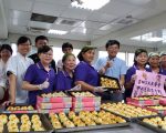莪馨媽媽做1200個安心月餅  贈送弱勢家庭