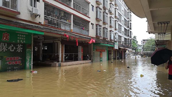 广东阳春市出现30年一遇的洪水。（当地居民提供）