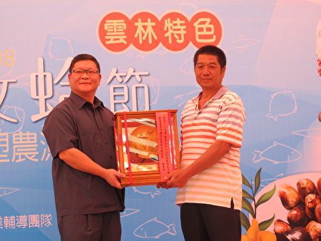 文蛤比賽獲得冠軍的李宗燦（右）接受頒獎表揚！