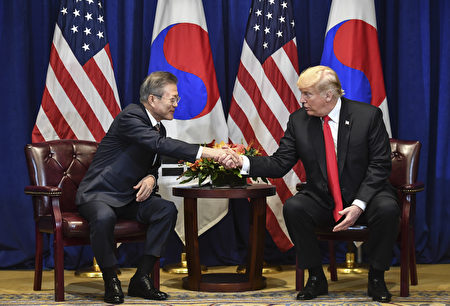 美国总统川普（右）和韩国总统文在寅于9月24日在纽约联合国大会期间签署修订后的《美韩自由贸易协定》。