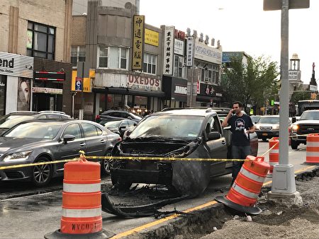 20日下班高峰期，在法拉盛缅街对出的北方大道路口，一辆私家车突然起火，车头被烧毁。