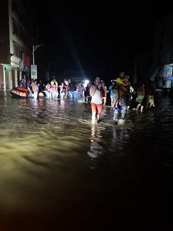 广东阳春市出现30年一遇的洪水，当地民众在前往安全地方。（当地居民提供）