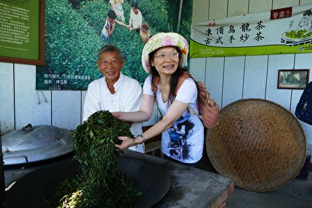 遊客在凍頂山老茶師蘇文昭解說下體驗古式手炒茶。