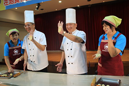 農東鎮農會理事長陳漢鍾(右二)及總幹事吳聰杰示範做月餅。