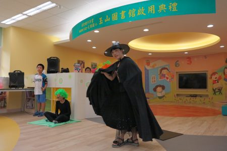 台中巿大雅区文雅国小于9月14日举办玉山图书馆启用典礼，学生表演绘本精彩故事剧。